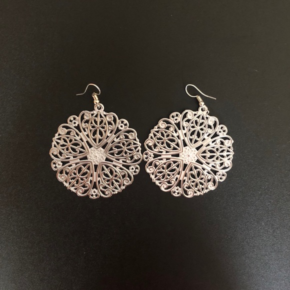 Jewelry - NWOT White & Silver Earrings